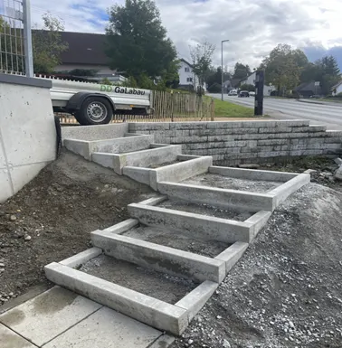 Gestufte Blocktreppe an einer Straße
