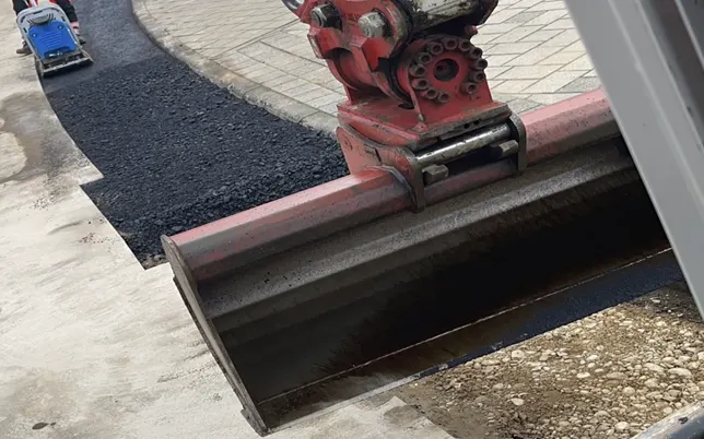 Asphalt im Baggerlöffel