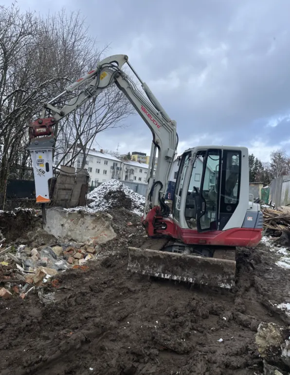 Minibagger bei Erdarbeiten auf einer Baustelle