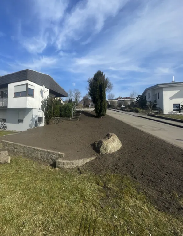 Vorbereitete Gartenfläche vor einem Neubau