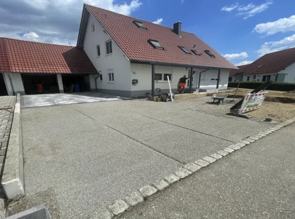 Gepflasterte Einfahrt vor Doppelhaus