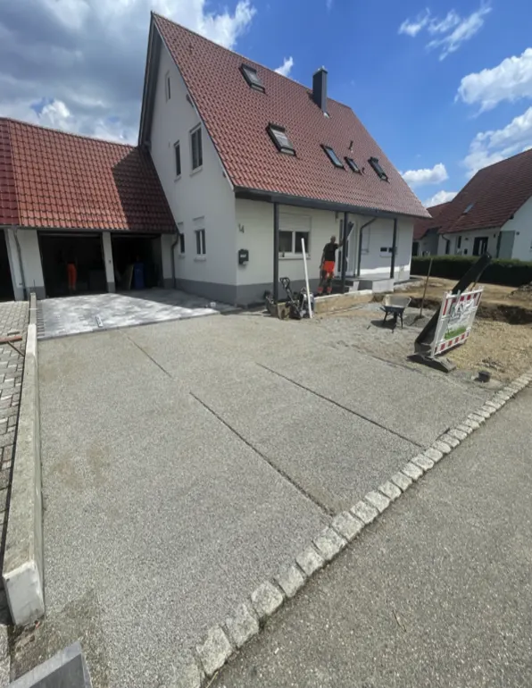 Gepflasterte Einfahrt mit Randsteinen