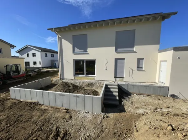 Terrassenfläche mit Mauereinfassung an einem Neubau