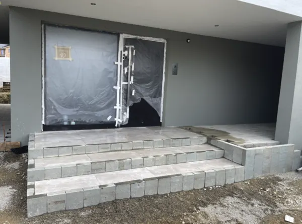 Eingangsstufen an einem Neubau