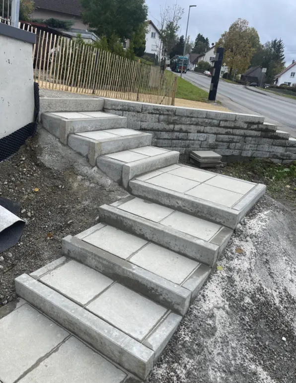 Neu gesetzte Blockstufen-Treppe im Hang